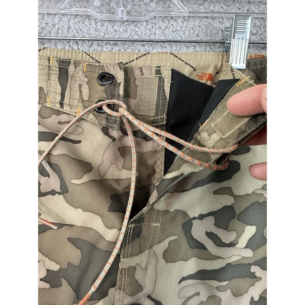 The North Face Classic V Board Shorts Mens 38x10 Camo Hybrid Swim Trunks Beach
